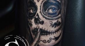  graphicaderme-tamarachaudesaigues-santamuertetatouage-santamuerte-meilleurstatoueursavignon-chaudesaigues-tatouagefemme-tatouage.jpg (1.11 Mo)