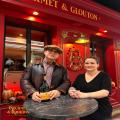 stephane et cecile chaudesaigues devant leur restaurant gourmet et glouton